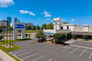 Wyndham Riverfront Hotel - 9