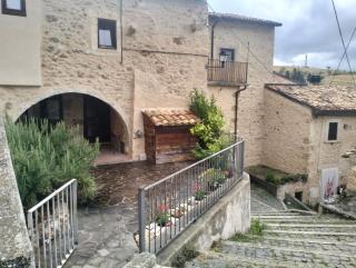 il cortile - Calascio - 0