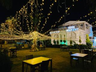 White Country Bungalow Tree House And Hotel - 0