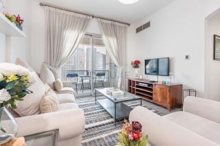 Metro-Accessible 2BR, Easy Reach to Marina Mall and JBR Beach, Featuring Stunning SZR & City Views, Marina Diamond 2, Dubai Marina by Deluxe Holiday Homes - 0