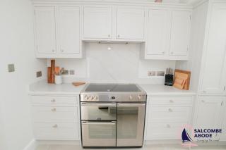 Stylish Coastal 3 Bed Haven - Close to town - 2