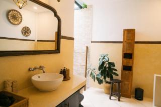 Splendid 3 BR villa with large pool and garden - 4