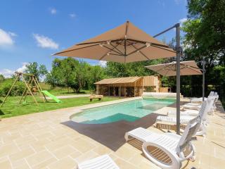 Spacious farmhouse with private heated pool in a rustic garden - 2