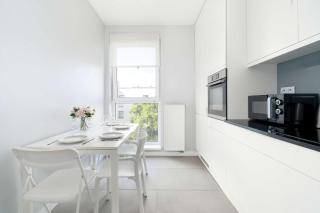 Stylish Apartment for 4 People with Parking in Poznań by Noclegi Renters - Poznań - 8