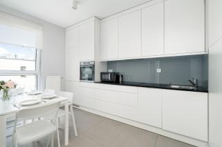 Stylish Apartment for 4 People with Parking in Poznań by Noclegi Renters - 2