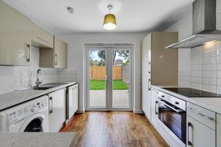 London Home with Garden and Parking near Stratford Station - 7