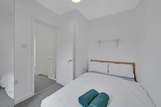 London Home with Garden and Parking near Stratford Station - Londra - 3