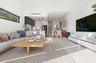 Designer Family Retreat with Pool Next to Cronulla - - 6