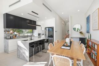 Designer Family Retreat with Pool Next to Cronulla - - 7