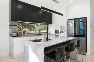 Designer Family Retreat with Pool Next to Cronulla - - 2