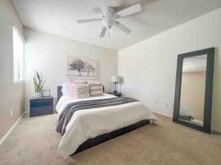 Prime Location and Stylish 1BR Apartment - Gym & Pool Access - 0