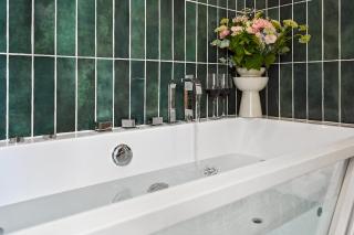Lavie Maison Studio AC & Hot Tub - 7