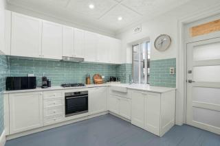 2-Bed Apartment with Stunning Bondi Beach Views - 6