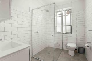 2-Bed Apartment with Stunning Bondi Beach Views - 4