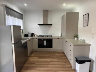 3Bed 2Bath home - Nth Central Reno metres from Hosp w Wifi - Shepparton - 1