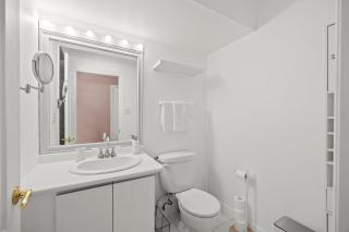 Spacious Home with Heated Pool and large Backyard - Mississauga - 6