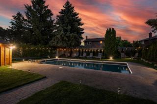 Spacious Home with Heated Pool and large Backyard - Mississauga - 5