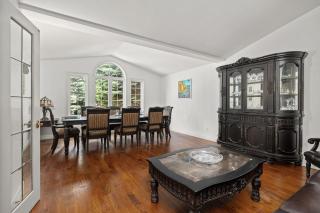 Spacious Home with Heated Pool and large Backyard - Mississauga - 4