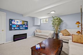 Spacious Home with Heated Pool and large Backyard - Mississauga - 3