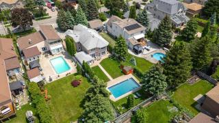 Spacious Home with Heated Pool and large Backyard - Mississauga - 0