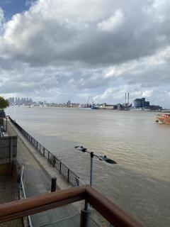 Amazing River view 2 bedroom apartment, sleeps 6, balcony and parking - Londen - 5