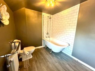 HomeDecor Cottages - Castle Walk House - 1