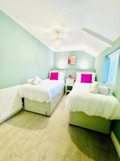 HomeDecor Cottages - Castle Walk House - 2