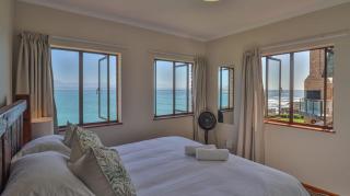 Wake to Waves with Stunning Sea Views - 4
