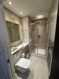 Bright and Airy Two-Bedroom Apartment in E14 - London - 7