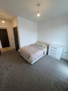 Bright and Airy Two-Bedroom Apartment in E14 - London - 9
