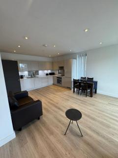 Bright and Airy Two-Bedroom Apartment in E14 - London - 2
