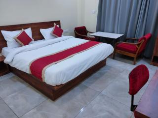 Hotel Manorama Lawn - 8