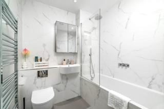 2Bed 2Bath at Hendon - 3 min to Train - 65 Inch TV - 6