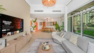 Palm Shoreline Elegance with Gym, Pool & Beach Access - 0