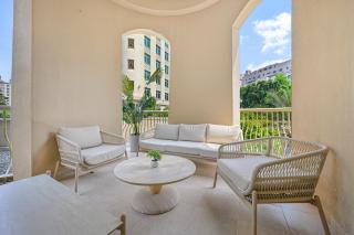 Palm Shoreline Elegance with Gym, Pool & Beach Access - 4
