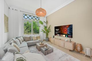 The Palm Jumeirah Shoreline Living l 3BR Elegant Resort Style Entire Home l Beach Access - 0