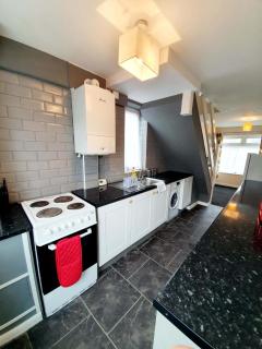 4 Bedroom Rayleigh Town House - Rayleigh - 6