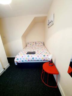 4 Bedroom Rayleigh Town House - Rayleigh - 5