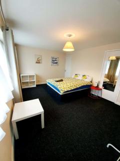 4 Bedroom Rayleigh Town House - Rayleigh - 3