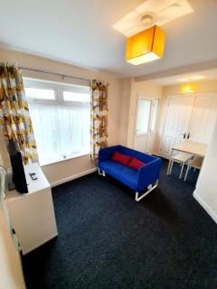4 Bedroom Rayleigh Town House - Rayleigh - 2