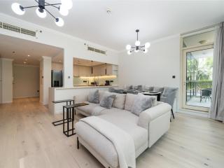 Luxurious 2 Bed Waterfront Living at Marina Quays - 5