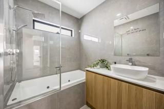 Modern Family Home by the Beach, St Leonards & Sleeps 10 - 7