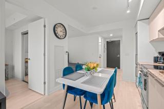 New Modern 1Bd & Den in Downtown Toronto - 4