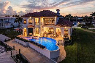 Stunning Riverfront Luxury, Heated Pool & Spa - Villa Brielle - Roelens - 9