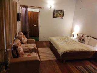 Stone cottage 2BR in Mukteshwar by Homeyhuts - 1