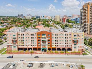 Large Apt, Parking, Split King Bed, Washer & Dryer - Miami - 1