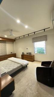 Woodlands Apartment- Fully furnished Luxury Apt - 2