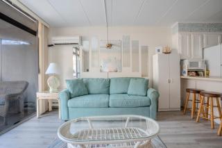 Cozy 1BR Condo Steps from Beach Prime 36th St Location - 4