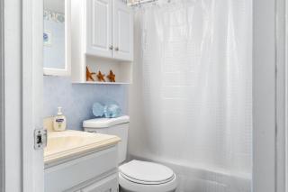 Cozy 1BR Condo Steps from Beach Prime 36th St Location - 2