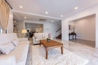 Luxury Bungalow TTDI, 16-22pax, Swimming Pool, One Utama - 5